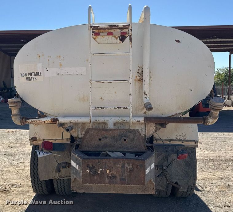 image for item EJ3201 2002 GMC C7500 water truck