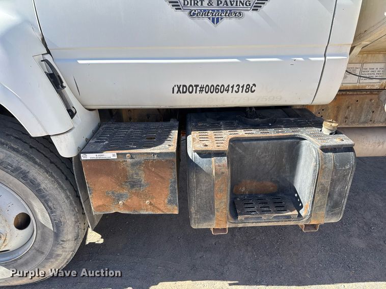 image for item EJ3201 2002 GMC C7500 water truck