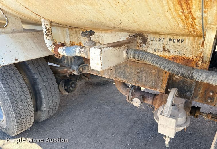 image for item EJ3201 2002 GMC C7500 water truck