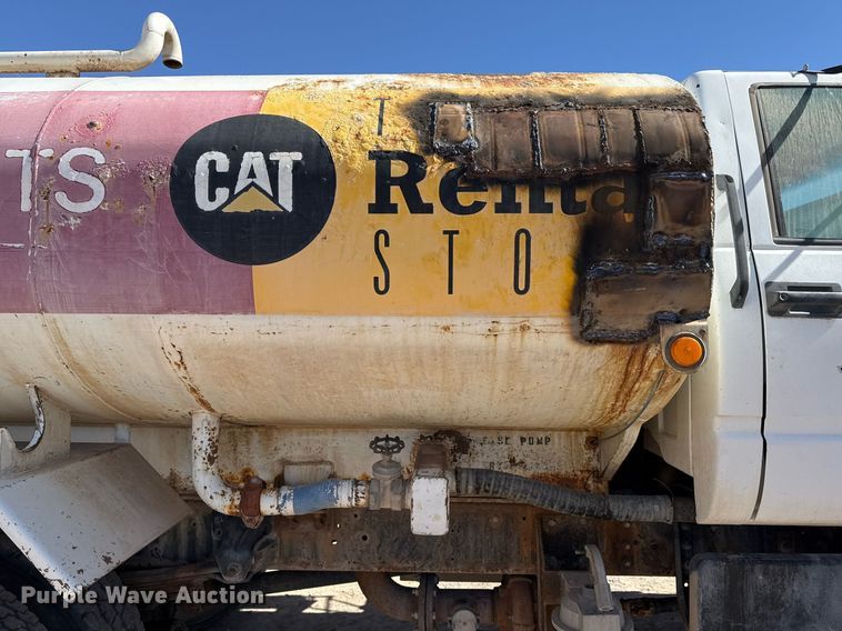 image for item EJ3201 2002 GMC C7500 water truck