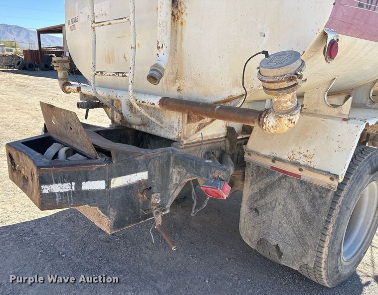 image for item EJ3201 2002 GMC C7500 water truck