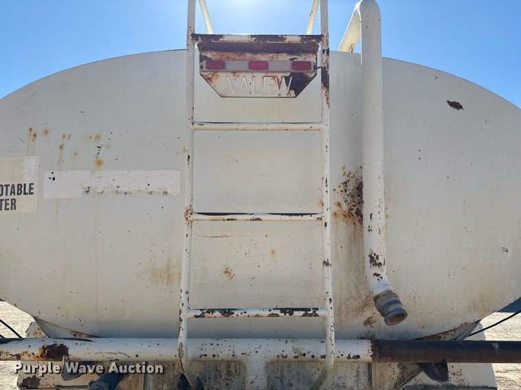 image for item EJ3201 2002 GMC C7500 water truck