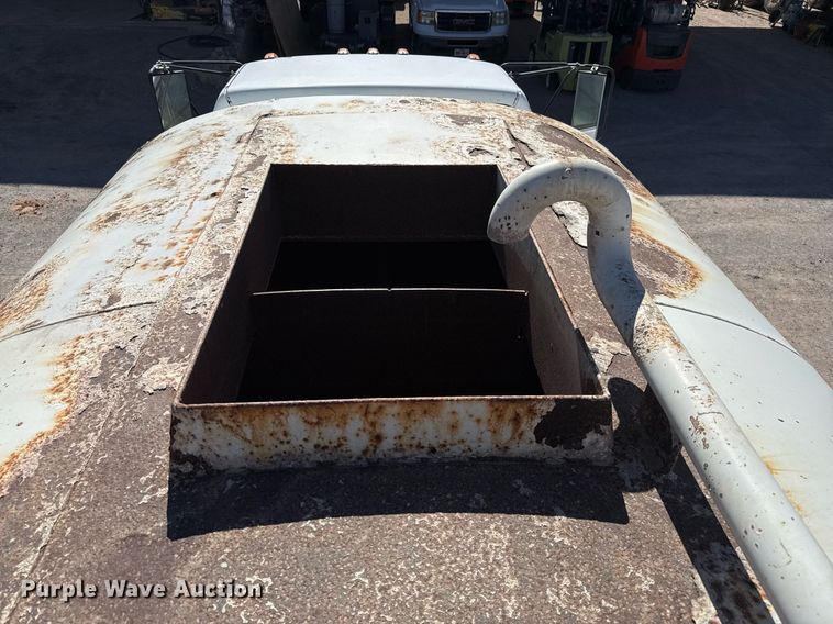 image for item EJ3201 2002 GMC C7500 water truck