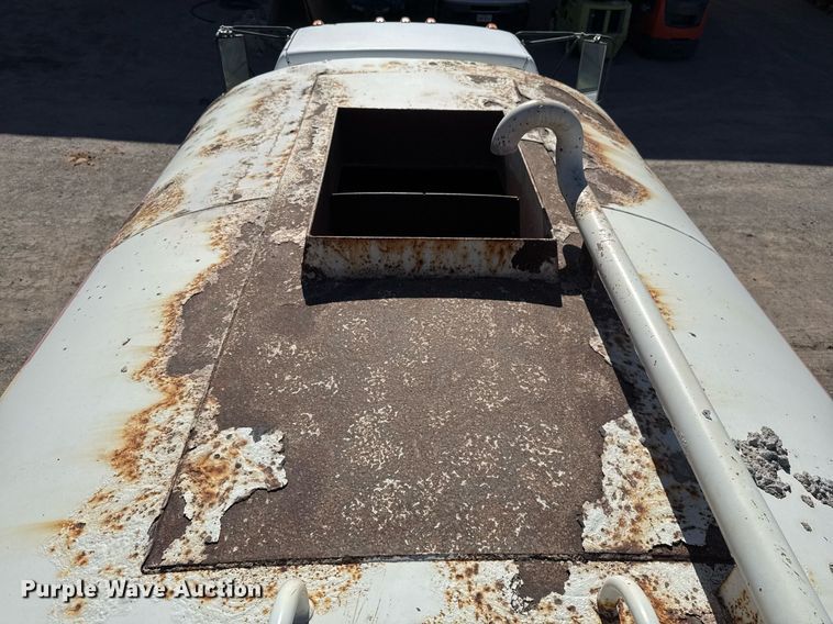 image for item EJ3201 2002 GMC C7500 water truck