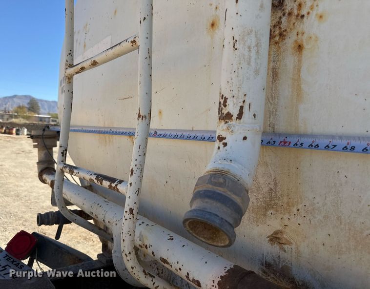 image for item EJ3201 2002 GMC C7500 water truck