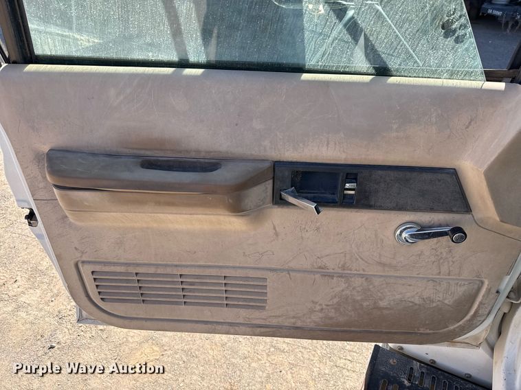 image for item EJ3201 2002 GMC C7500 water truck