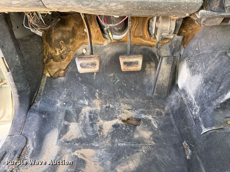 image for item EJ3201 2002 GMC C7500 water truck