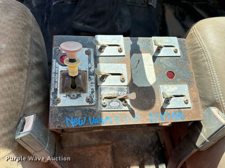 image for item EJ3201 2002 GMC C7500 water truck