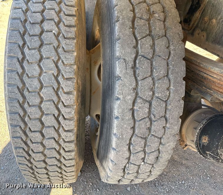 image for item EJ3201 2002 GMC C7500 water truck