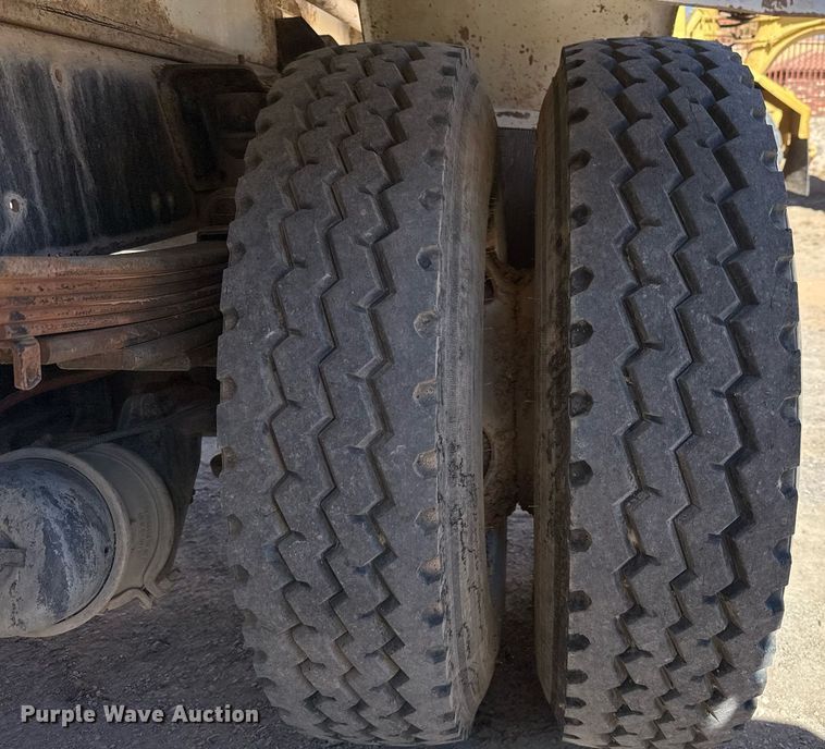 image for item EJ3201 2002 GMC C7500 water truck