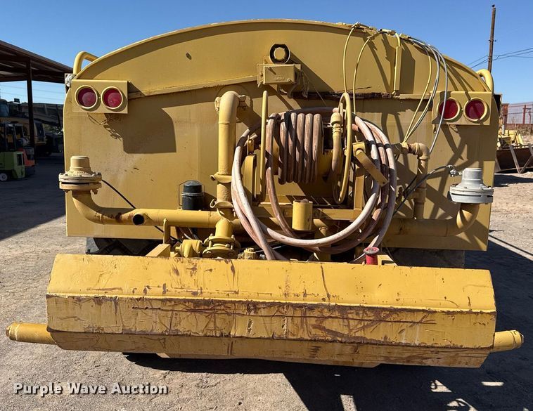 image for item EJ3202 1995 Caterpillar 613C Series II water wagon