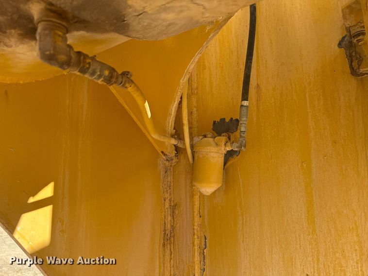 image for item EJ3202 1995 Caterpillar 613C Series II water wagon