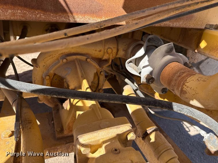 image for item EJ3202 1995 Caterpillar 613C Series II water wagon