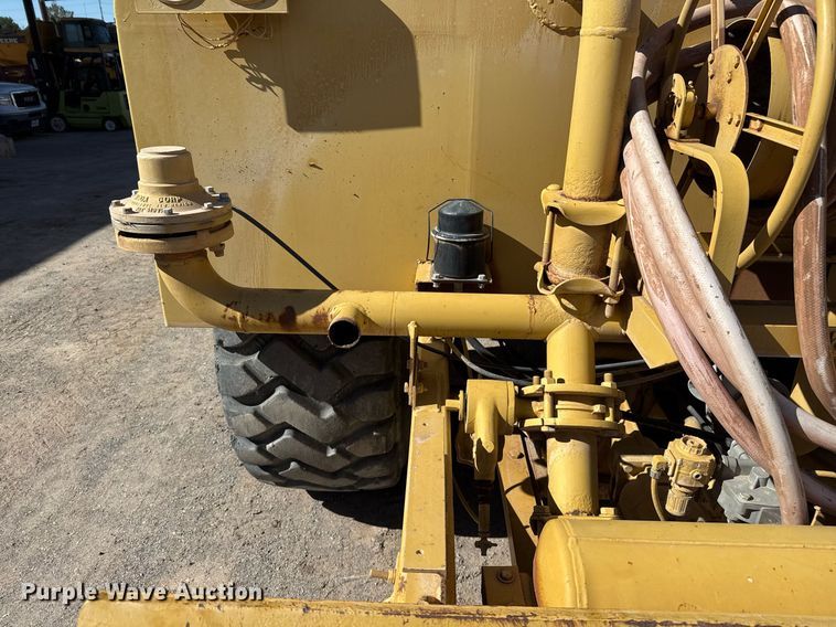 image for item EJ3202 1995 Caterpillar 613C Series II water wagon