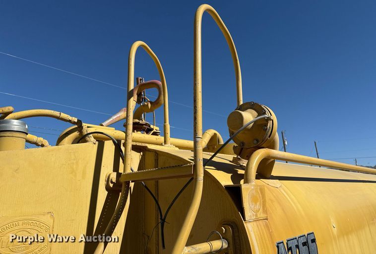 image for item EJ3202 1995 Caterpillar 613C Series II water wagon