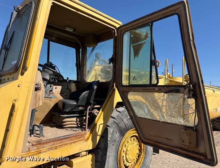 image for item EJ3202 1995 Caterpillar 613C Series II water wagon