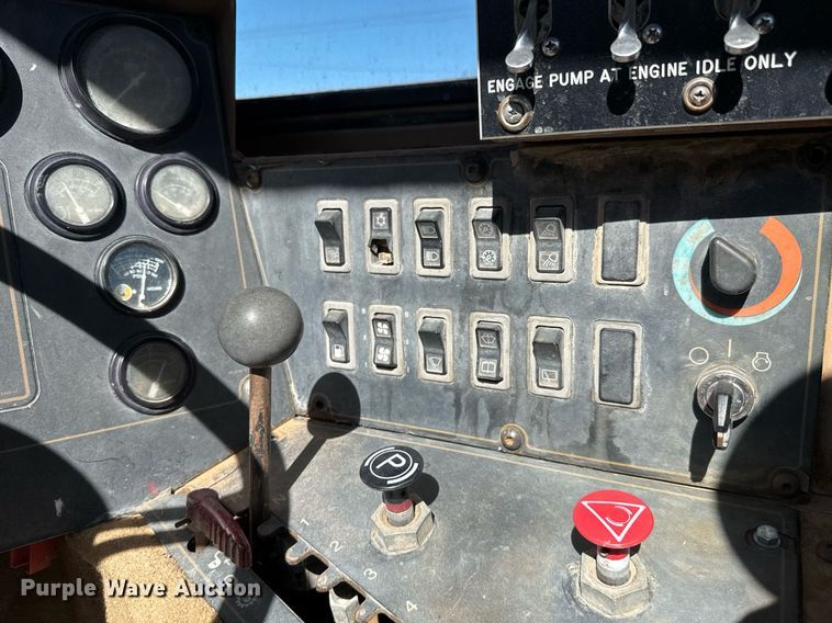 image for item EJ3202 1995 Caterpillar 613C Series II water wagon