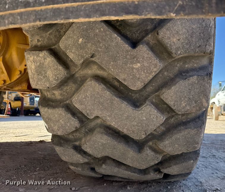 image for item EJ3202 1995 Caterpillar 613C Series II water wagon