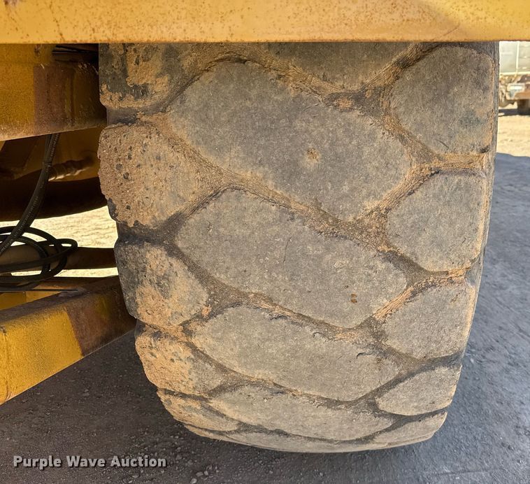 image for item EJ3202 1995 Caterpillar 613C Series II water wagon