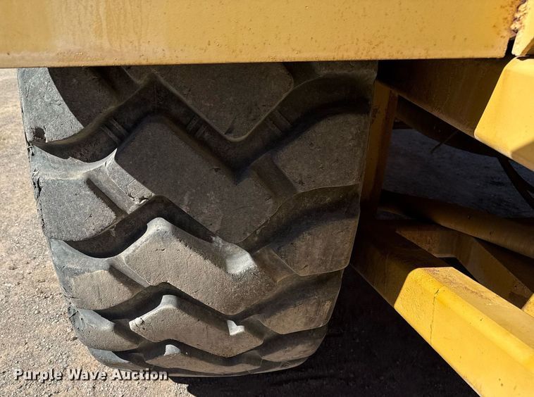 image for item EJ3202 1995 Caterpillar 613C Series II water wagon