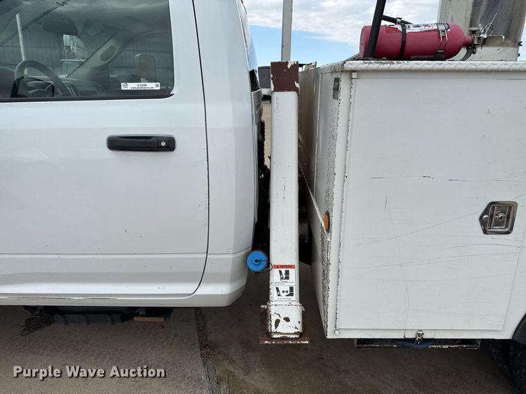 image for item EJ3206 2017 Dodge  Ram 5500HD bucket truck