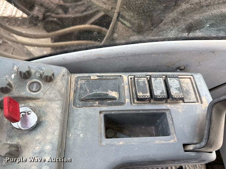 image for item EJ3358 2018 John Deere 210G LC excavator