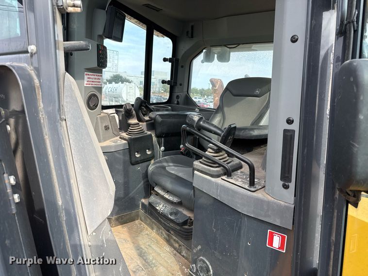 image for item EJ3361 2020 John Deere 850L dozer