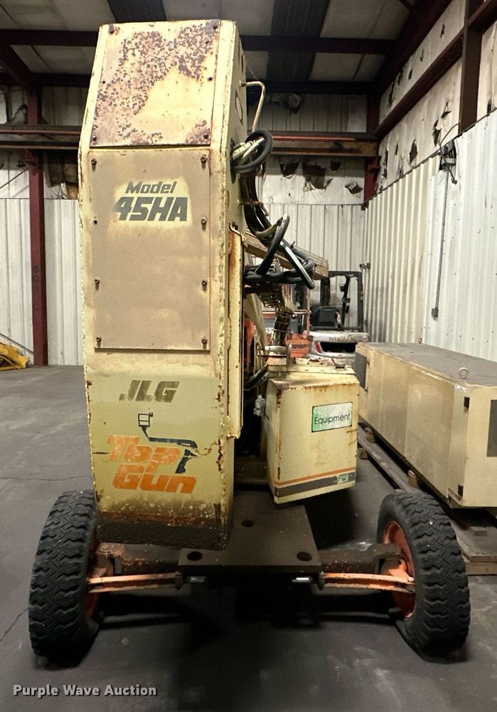 image for item EJ5125 1988 JLG 45H boom lift