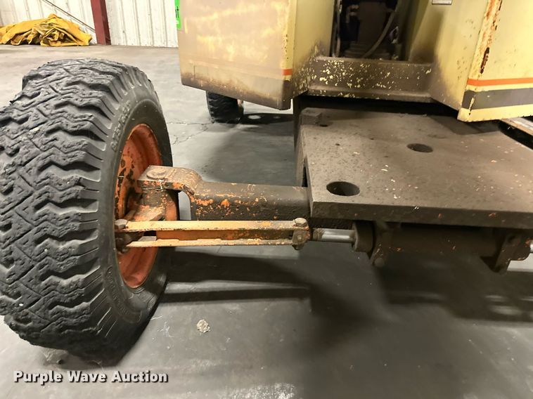 image for item EJ5125 1988 JLG 45H boom lift