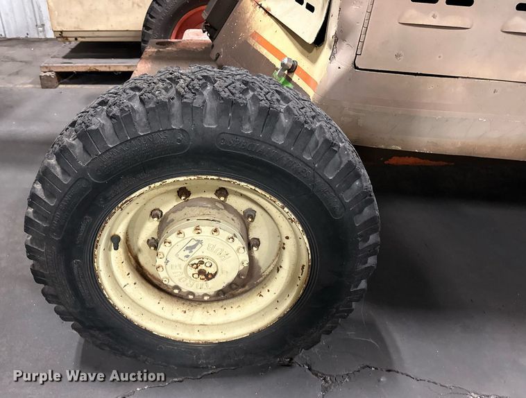 image for item EJ5125 1988 JLG 45H boom lift