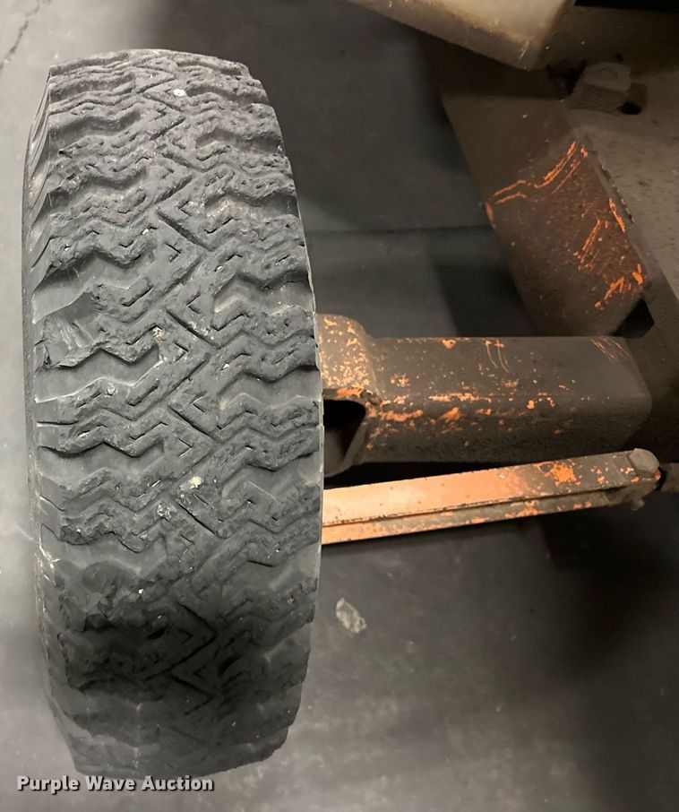 image for item EJ5125 1988 JLG 45H boom lift