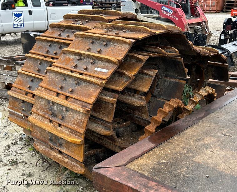 image for item EK3709 Caterpillar excavator tracks
