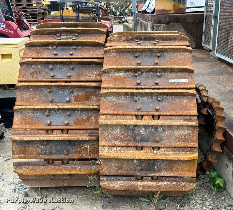 image for item EK3709 Caterpillar excavator tracks