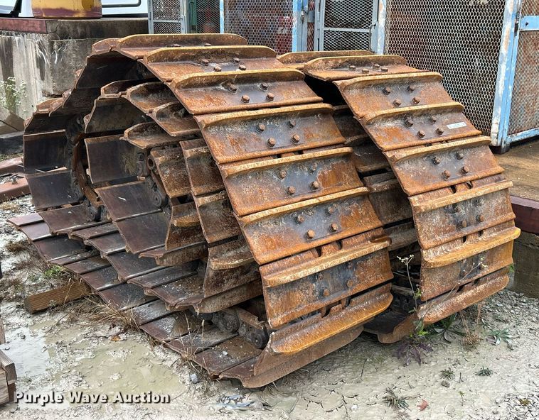 image for item EK3709 Caterpillar excavator tracks