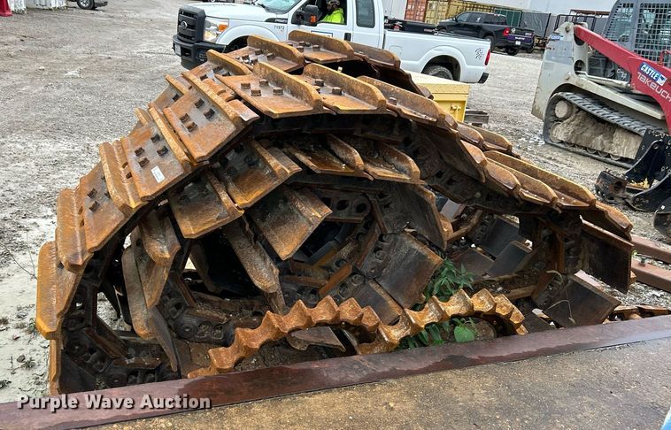 image for item EK3709 Caterpillar excavator tracks