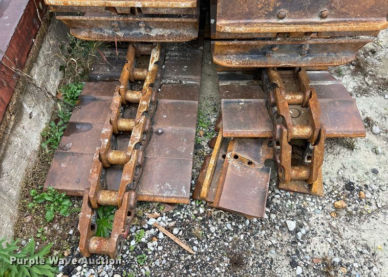 image for item EK3709 Caterpillar excavator tracks