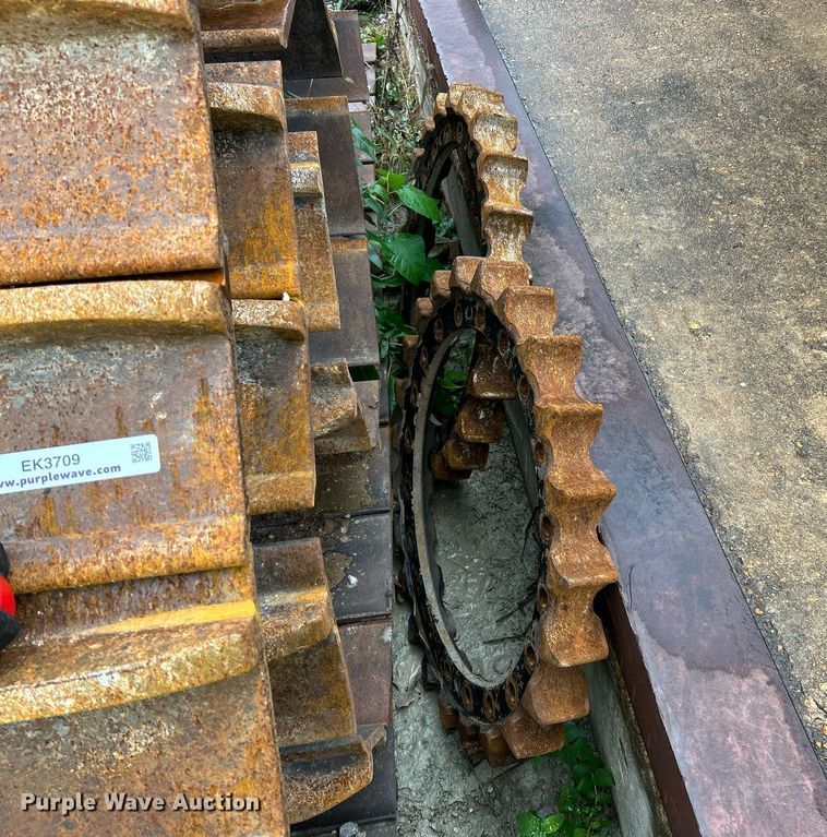 image for item EK3709 Caterpillar excavator tracks