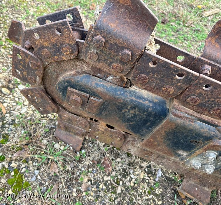 image for item EN2567 2004 Caterpillar  T9B skid steer trencher