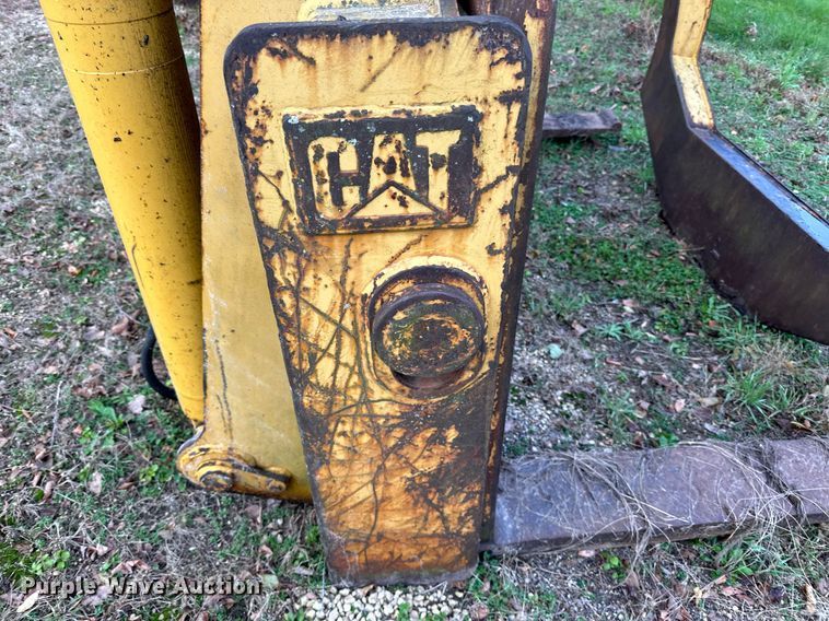 image for item EN2568 Caterpillar  wheel loader grapple forks