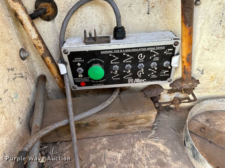 image for item EN2575 2011 Ford  F450 Super Duty XL bucket truck