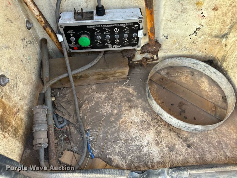 image for item EN2575 2011 Ford  F450 Super Duty XL bucket truck