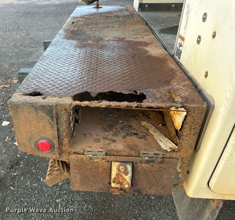 image for item EN2575 2011 Ford  F450 Super Duty XL bucket truck