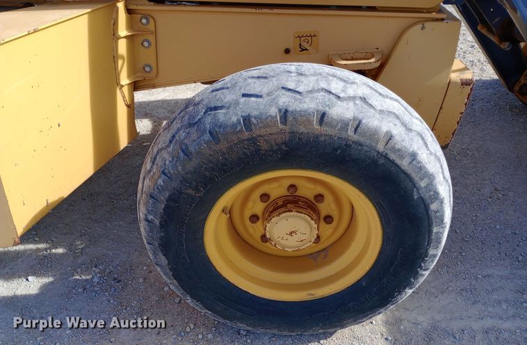 image for item EN8577 2012 John Deere 310J backhoe