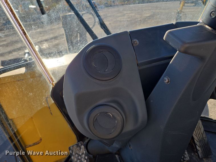 image for item EQ3652 2012 John Deere  644K wheel loader