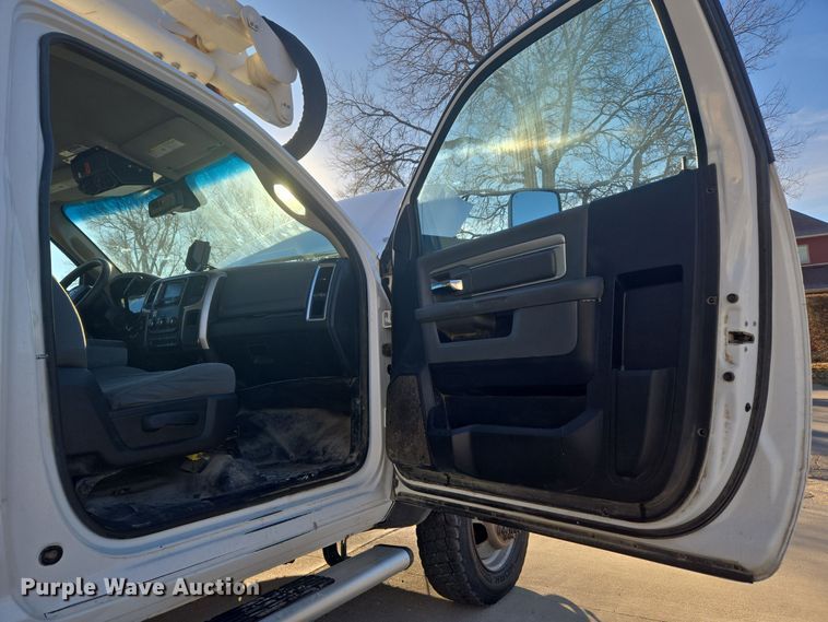 image for item ER5019 2014 Dodge Ram 5500HD bucket truck