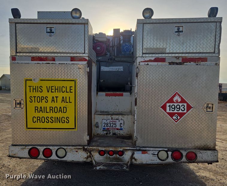 image for item ER5022 1991 International 9400 fuel / lube truck