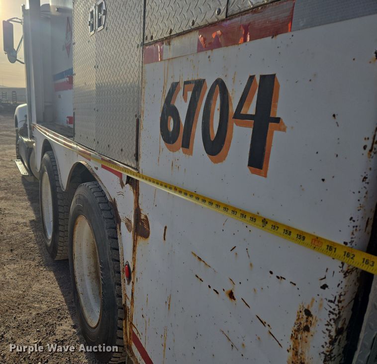 image for item ER5022 1991 International 9400 fuel / lube truck