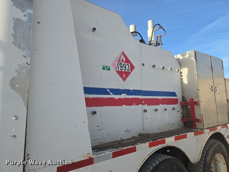 image for item ER5022 1991 International 9400 fuel / lube truck