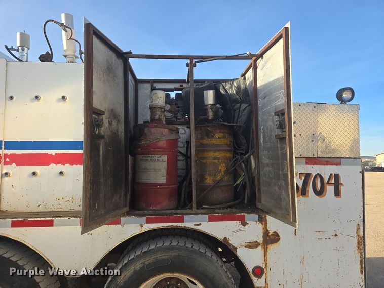 image for item ER5022 1991 International 9400 fuel / lube truck