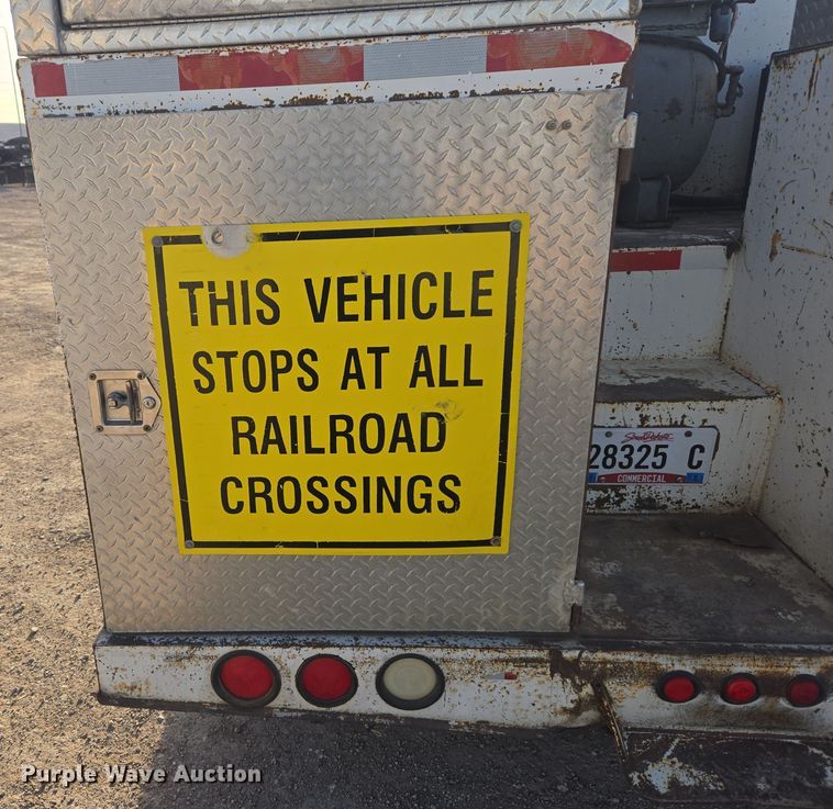 image for item ER5022 1991 International 9400 fuel / lube truck